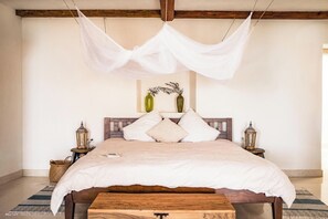 5 quartos, ferros/tábuas de passar roupa, berço de viagem