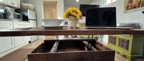 Réfrigérateur, four à micro-ondes, un four, surface de cuisson