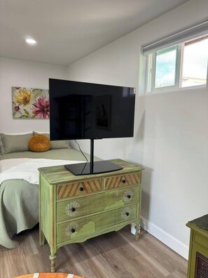 Escritorio, wifi gratis y ropa de cama