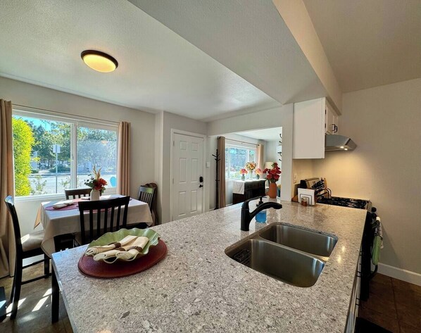 Dining - Layzie Dayzie House | Downtown San Luis Obispo, CA | Near Beach & Trails (San Luis Obispo)