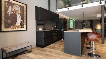 Frigorifero, microonde, forno, piano cottura