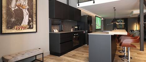 Jääkaappi, mikroaaltouuni, uuni, liesi