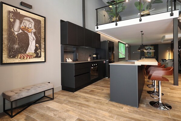 Kühlschrank, Mikrowelle, Ofen, Herdplatte