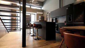 Réfrigérateur, micro-ondes, four, plaque de cuisson