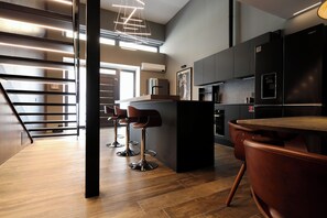 Kühlschrank, Mikrowelle, Ofen, Herdplatte