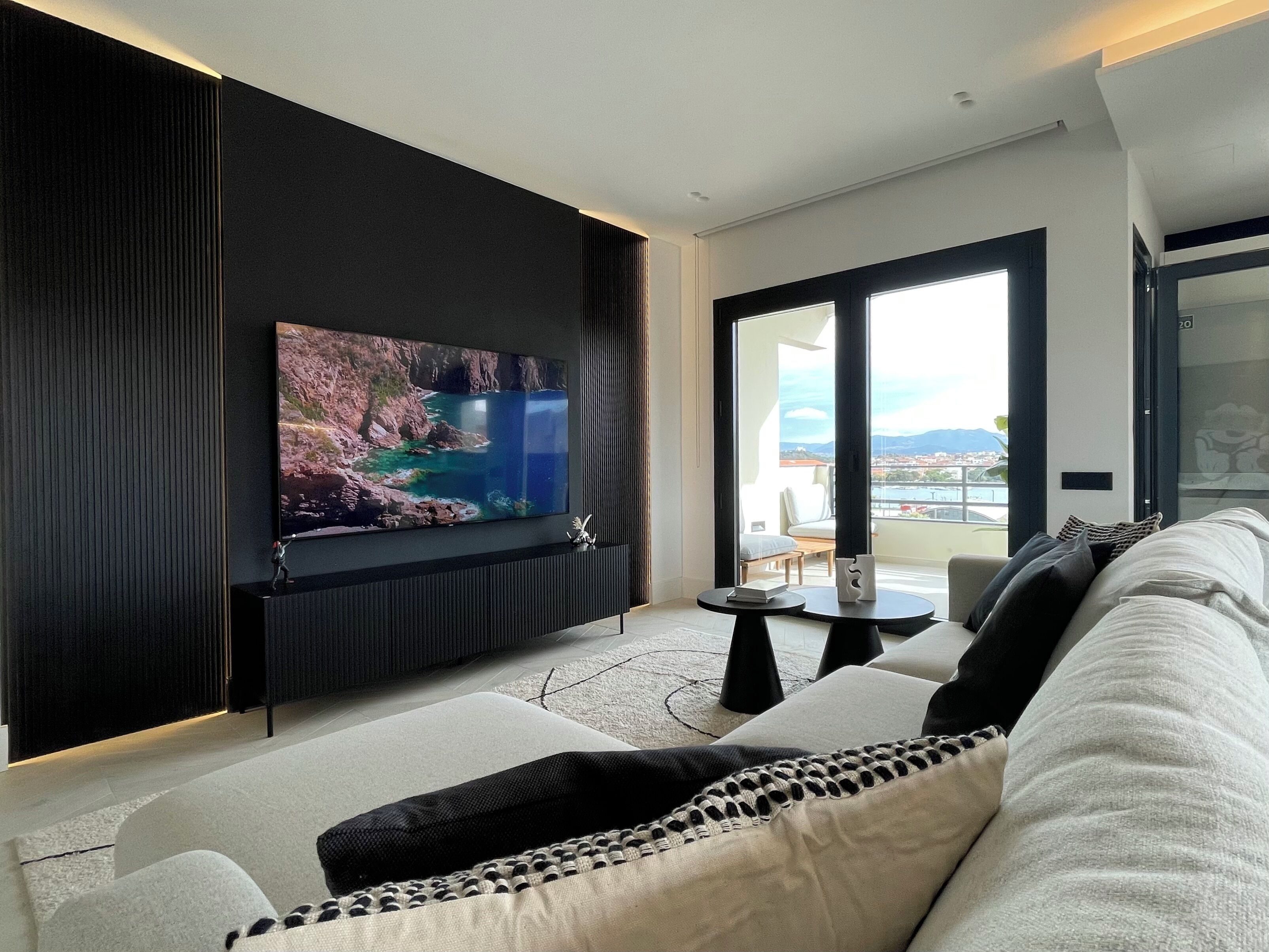 TV connectée, livres, chaîne hi-fi