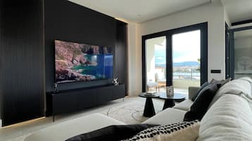 TV connectée, livres, chaîne hi-fi