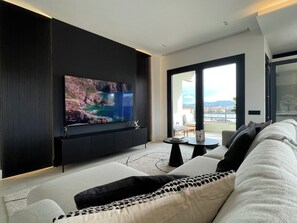 Smart-TV, bøker og stereoanlegg