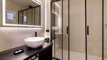 Dusche, umweltfreundliche Kosmetikartikel, Haartrockner, Bidet