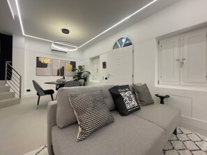 Smart TV, books, stereo - Cavour 41 · Casa Storica Ristrutturata con 2 Camere nel Centro di Olbia (Olbia)