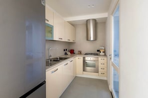 Refrigerador, horno, placa de cocina, lavavajillas