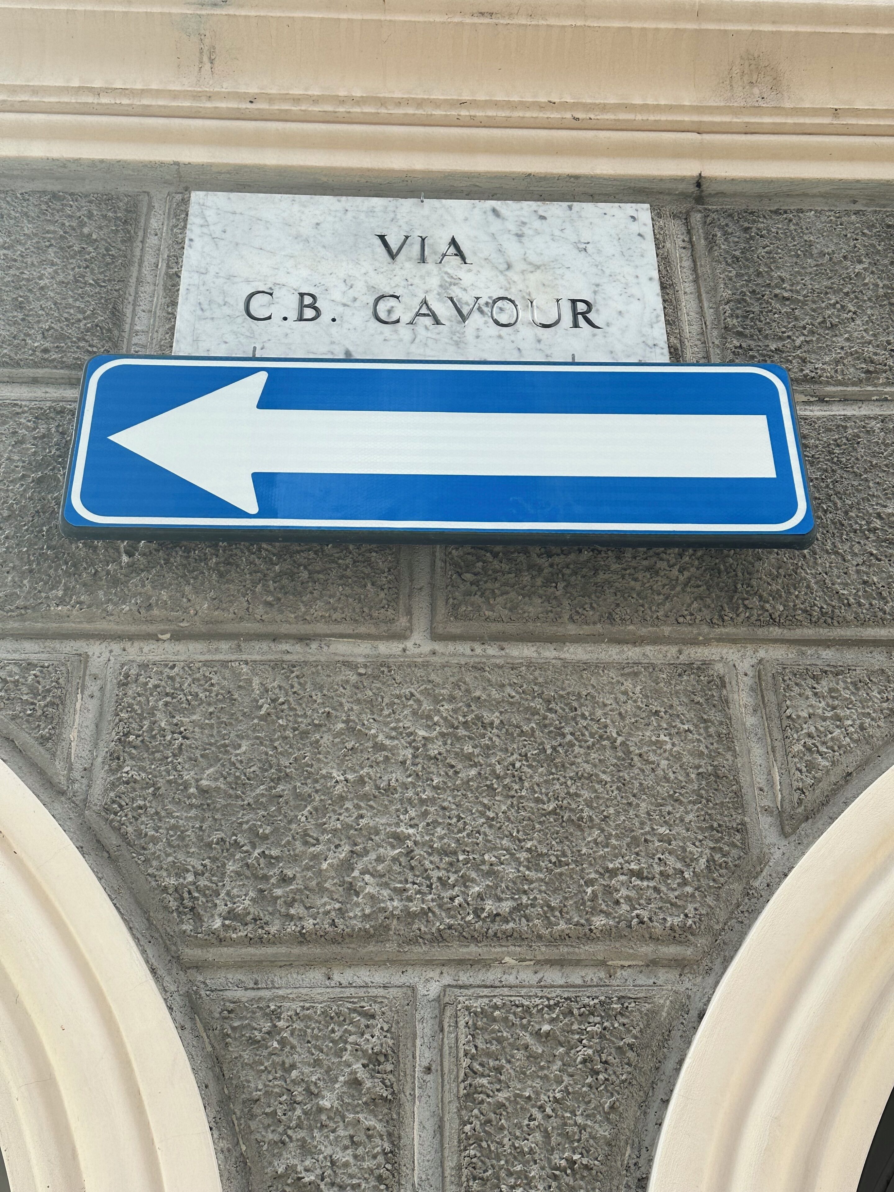 Suuntamerkki, jossa lukee ”VIA C.B. CAVOUR” ja nuoli osoittaa vasemmalle.