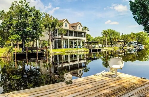 Relaxing Escape-Charming 2-bedroom house in Homosassa on the water with WiFi 