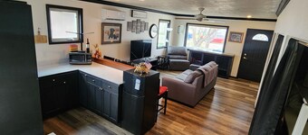 Mother-in-Law-Suite, All Pets Welcome, Private Hot Tub & Pool in Backyard