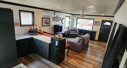 Mother-in-Law-Suite, All Pets Welcome, Private Hot Tub & Pool in Backyard