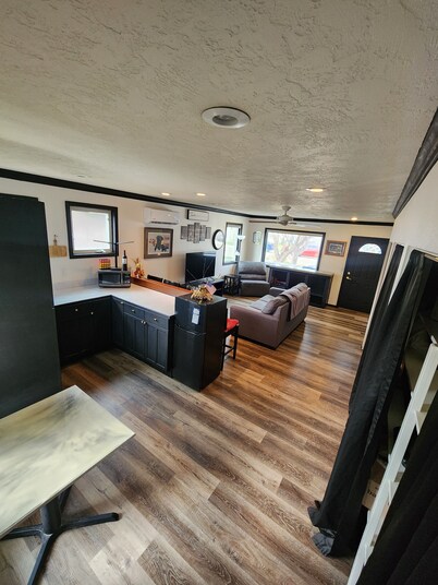 Mother-in-Law-Suite, All Pets Welcome, Private Hot Tub & Pool in Backyard