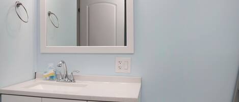 House, Multiple Beds (Livin' Like Larry) | Bathroom