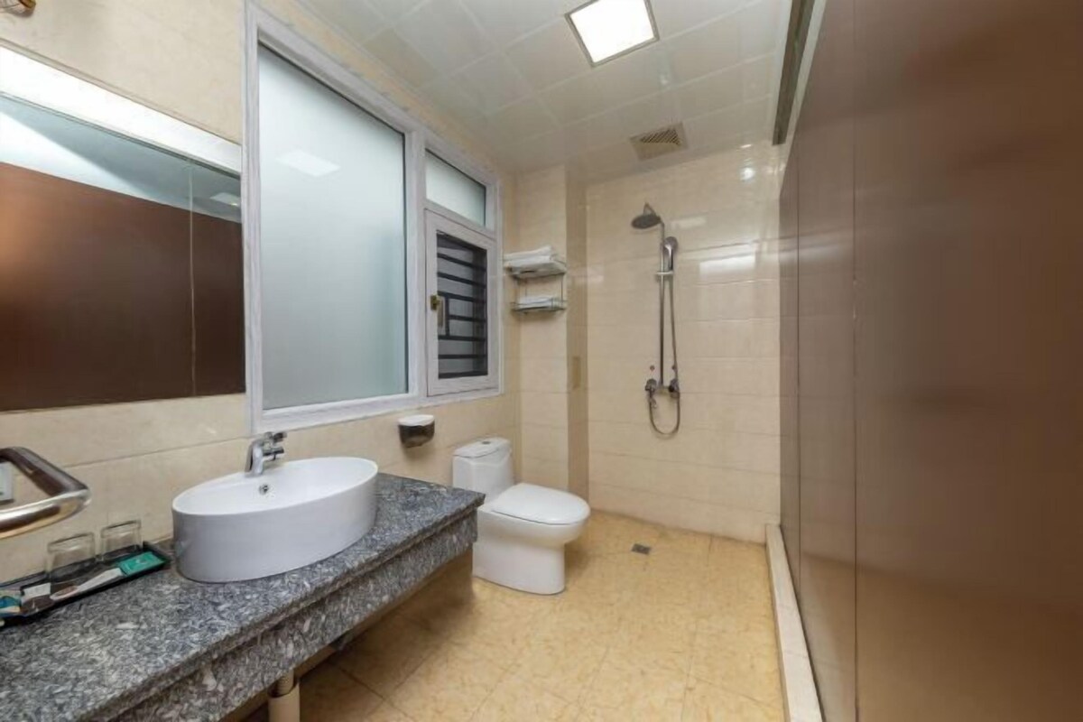 Un baño con lavamanos, inodoro y ducha.