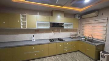 Microonde, bollitore elettrico, pentole/stoviglie/utensili