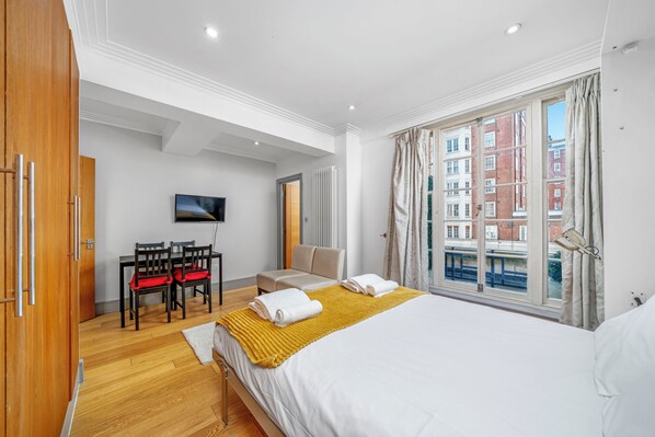 1 bedroom, bed sheets