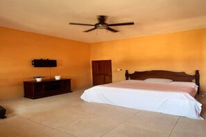 1 habitación, tabla de planchar con plancha, wifi y ropa de cama