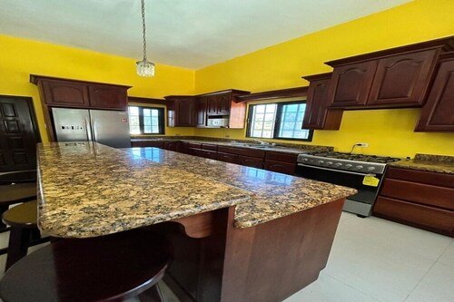 Nature view in a quiet urban neighborhood 1-bedroom house with WiFi and AC 