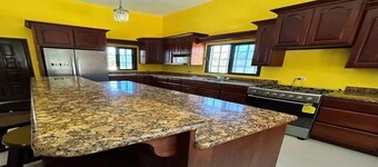 Nature view in a quiet urban neighborhood 1-bedroom house with WiFi and AC 