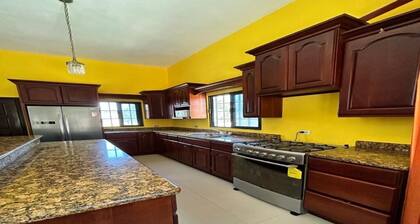 Nature view in a quiet urban neighborhood 1-bedroom house with WiFi and AC