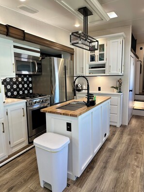 Private kitchen - Key Largo, Charming 2-bedroom RV in Calusa Campground  (Key Largo)