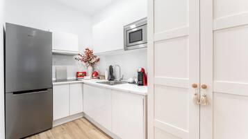 Een koelkast, een microgolfoven, een kookplaat, een vaatwasser