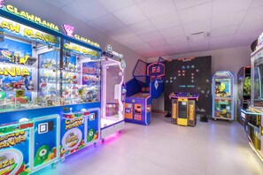 Une salle d’arcade proposant des jeux de griffe avec différents jeux et prix à gagner.