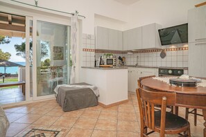 Fridge, microwave, oven, stovetop - Apartment in villa with direct access to the sea, suitable for families with children (Sas Linnas Siccas)