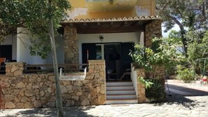 A stone-clad building with a wooden deck and a covered entrance. - Apartment in villa with direct access to the sea, suitable for families with children (Sas Linnas Siccas)