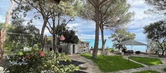Apartment in villa with direct access to the sea, suitable for families with children