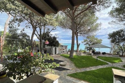 Apartment in villa with direct access to the sea, suitable for families with children