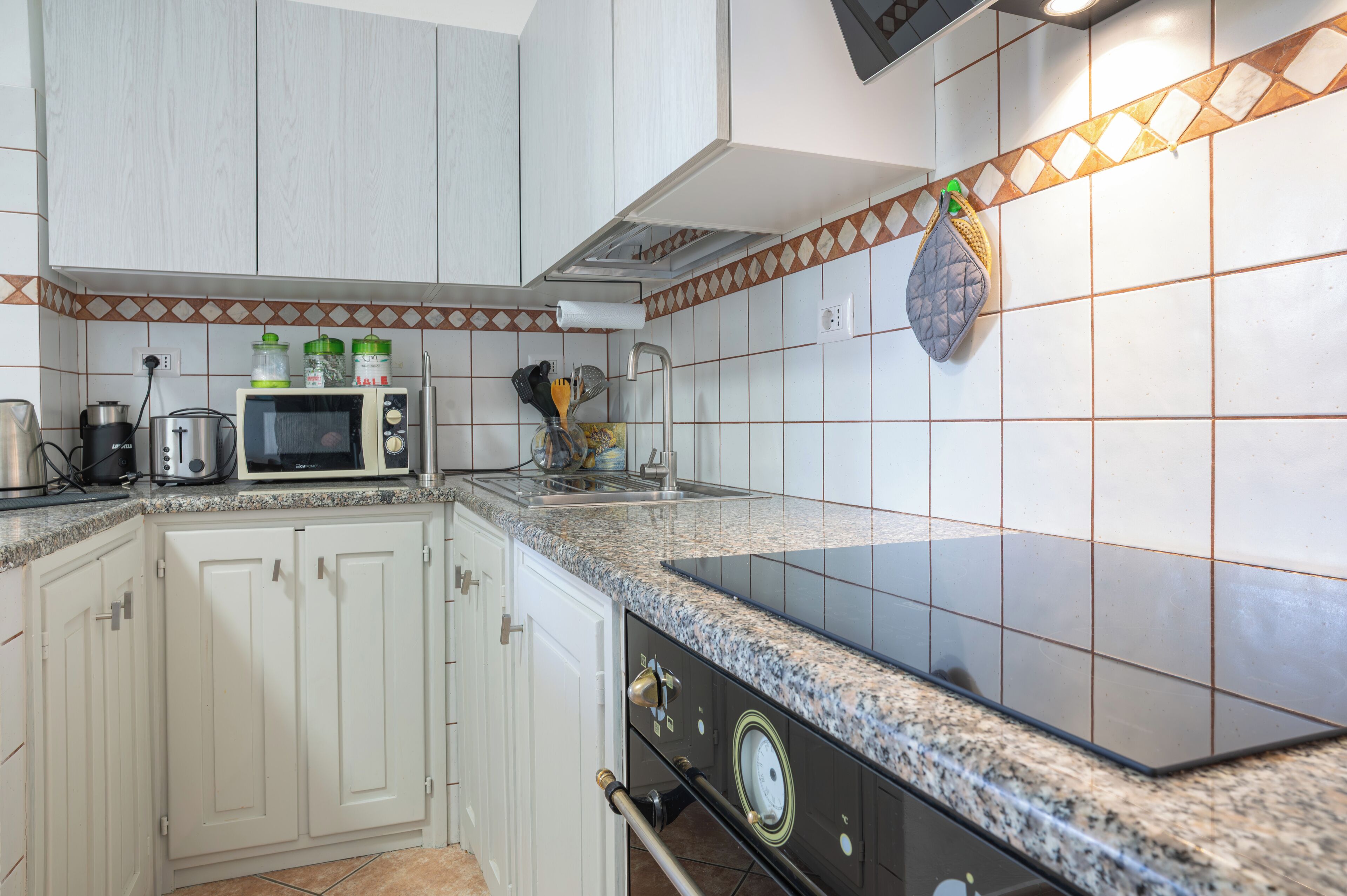 Frigorifero, microonde, forno, piano cottura