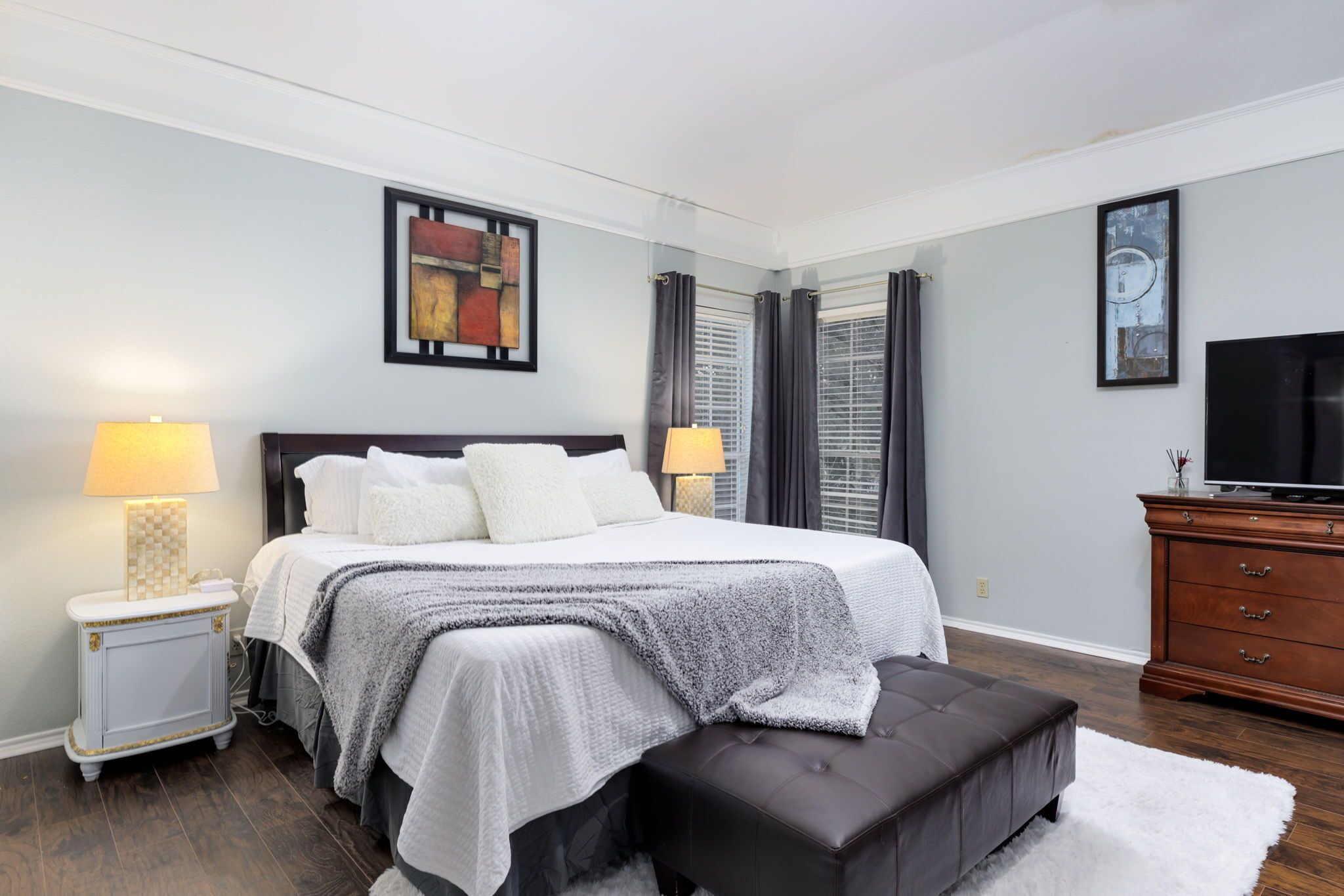 5 bedrooms, desk, iron/ironing board, free WiFi