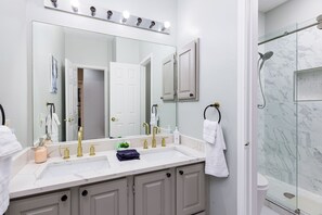 Douche, séchoir à cheveux, serviettes fournies, savon