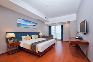 A hotel room with a bed, desk, chair, and a TV. - Sweetome Vacation Rentals (Nanchang Hengmao Mengshidai) (Nanchang)