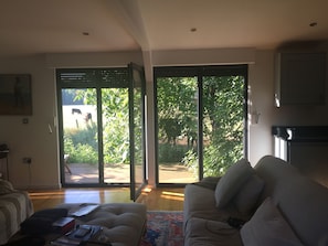Books - Private Guesthouse, with garden views and jacuzzi  (Thorpe)