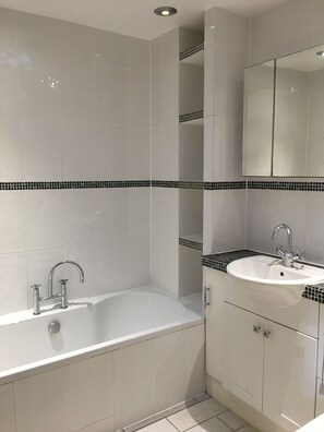 Serviettes fournies, savon, papier toilette