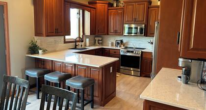 Entertainer's Dream - Quick drive to Lambeau - Hot Tub, Bar, & 85" TV.