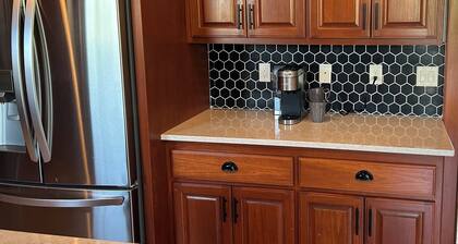 Entertainer's Dream - Quick drive to Lambeau - Hot Tub, Bar, & 85" TV.