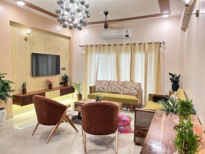 Living area - Cozy 1-bedroom apartment with WiFi, AC in pleasant Delhi (Delhi)