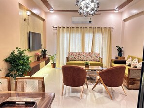 Living area - Cozy 1-bedroom apartment with WiFi, AC in pleasant Delhi (Delhi)