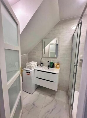 Haartrockner, Handtücher, Seife, Toilettenpapier