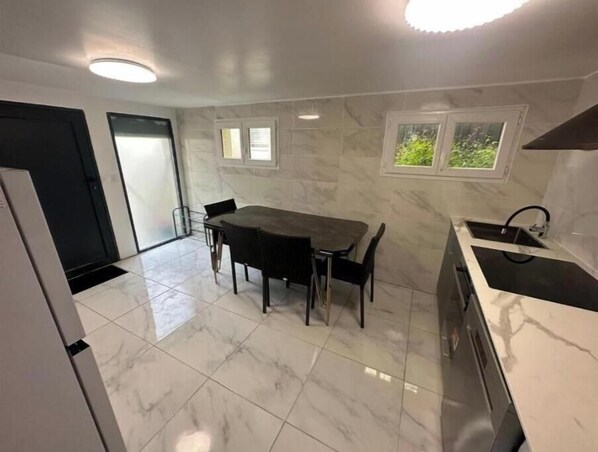 Private kitchen - Appartement Calme Moderne Proche de Disneyland Wifi & Café Gratuit (Bussy-Saint-Georges)