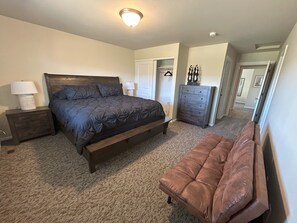 3 bedrooms, desk, iron/ironing board, WiFi