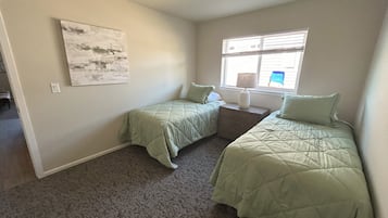 3 slaapkamers, een bureau, een strijkplank/strijkijzer, wifi
