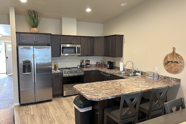 Een koelkast, een magnetron, een oven, een kookplaat